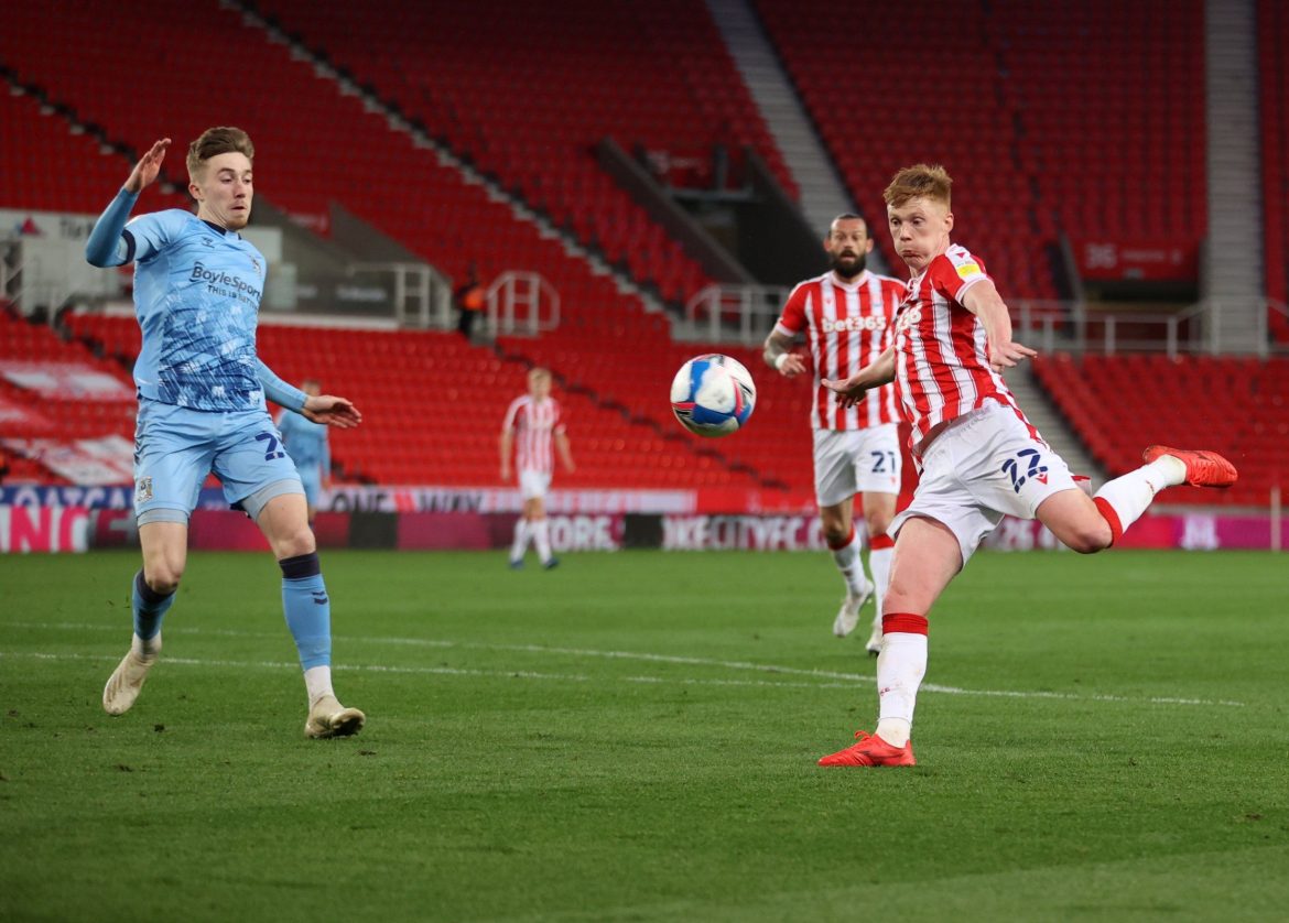 Stoke City: Sam Clucas pens new deal